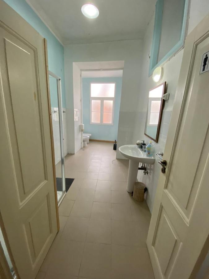 Relax Chiado 3 - Cute Little Double Room With Shared Bathroom Lisboa Eksteriør billede